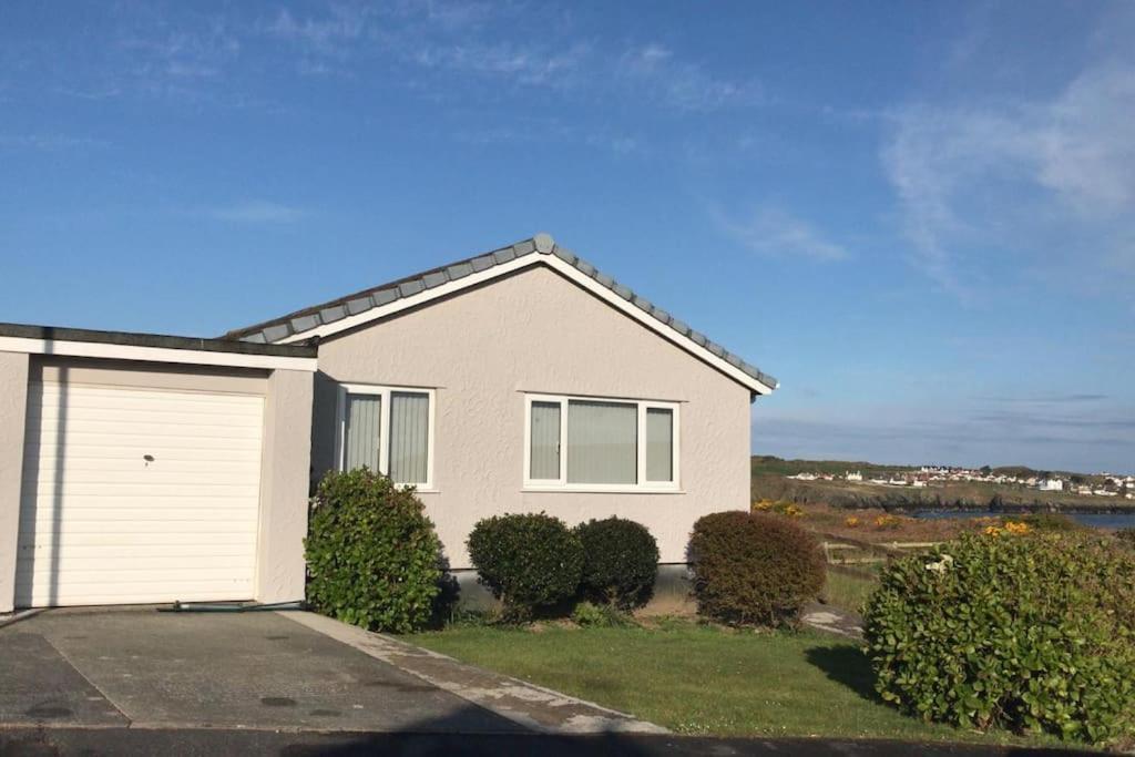 Amlwch Coastal Bungalow, Sleeps 5 And Ideal For Walkers מראה חיצוני תמונה
